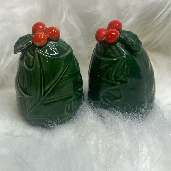 Vintage Lefton Christmas Holly Salt & Pepper Shakers‎ - Picture 1 of 3